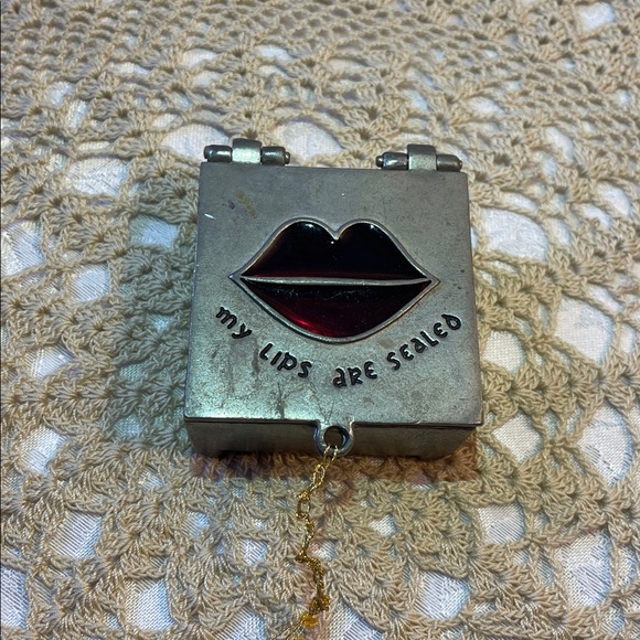 Vintage “My Lips are sealed” Silver & Red Lip-Shaped trinket box. - Picture 2 of 4